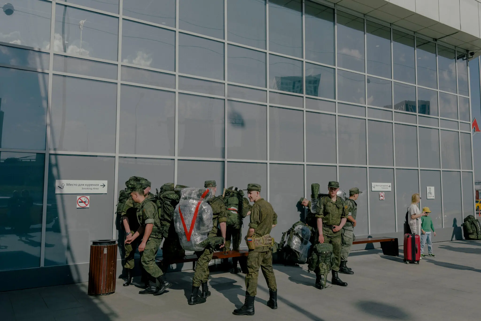 Солдати в Москві повертаються з Бєлгорода, одного з небагатьох російських регіонів, який зазнав будь-яких руйнувань у результаті війни.
